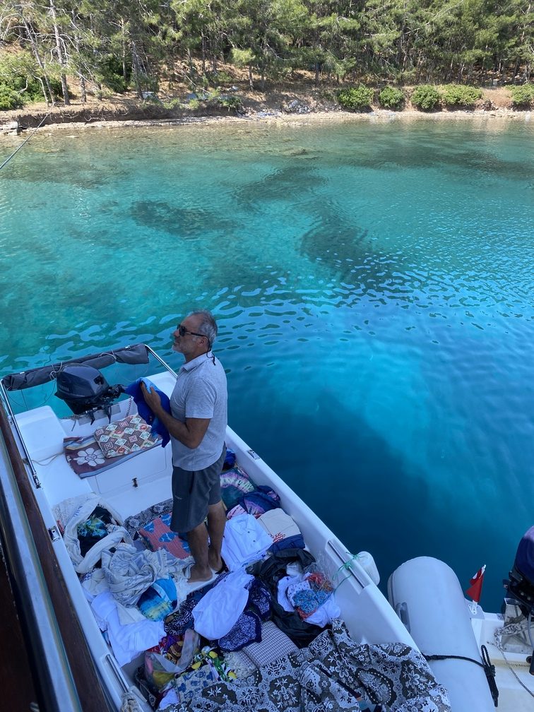 Türkischer Händler auf seinem Boot, er verkauft Waren