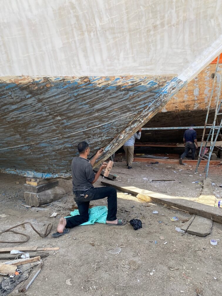Ägyptischer Mann arbeitet an einem Boot in Hurghada