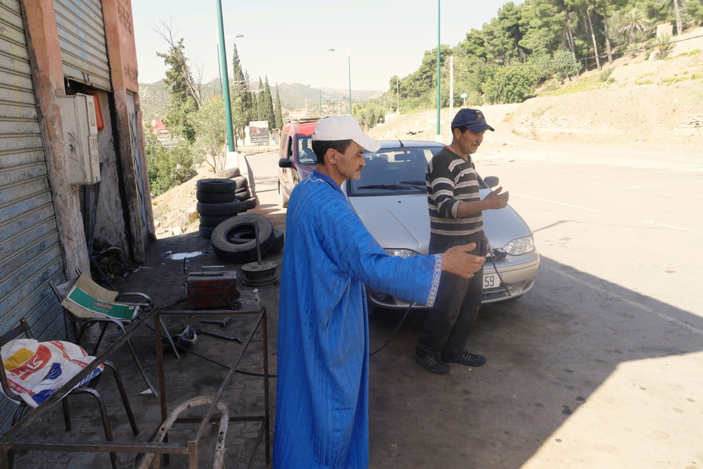 Freundliche Marokkaner helfen mit Benzin