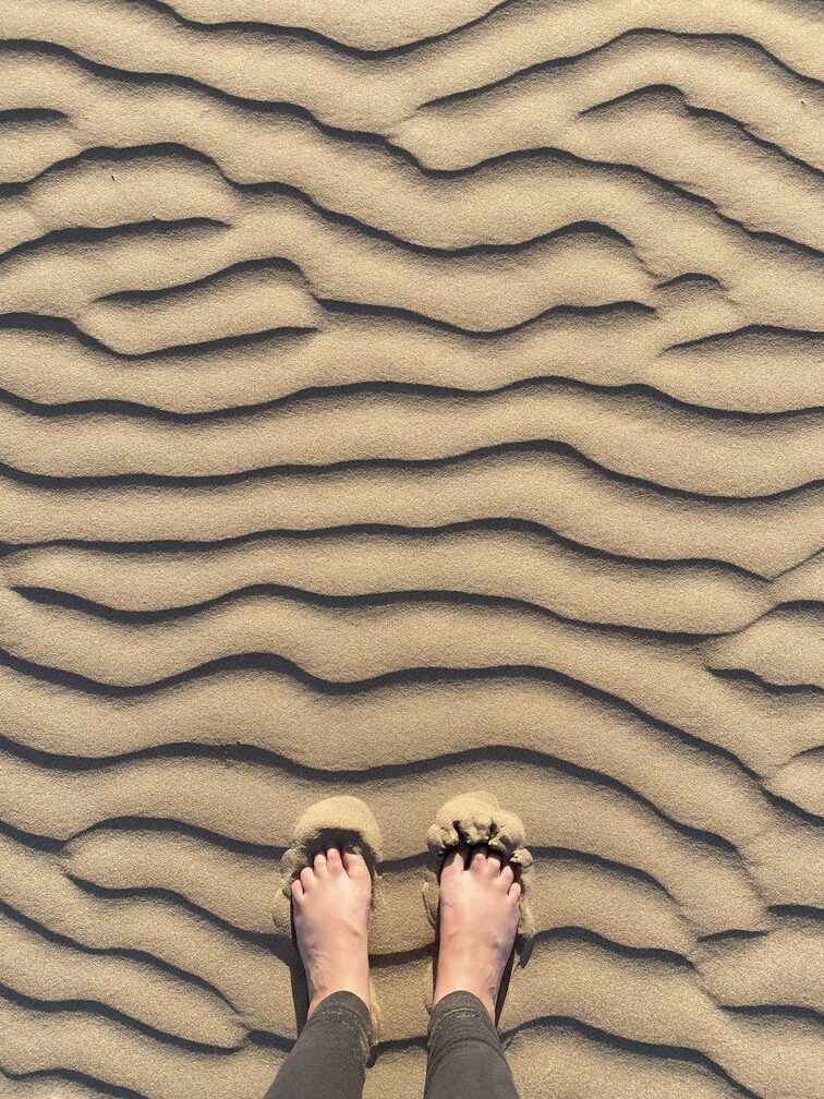 Meine Füße im Dünensand von Essaouira
