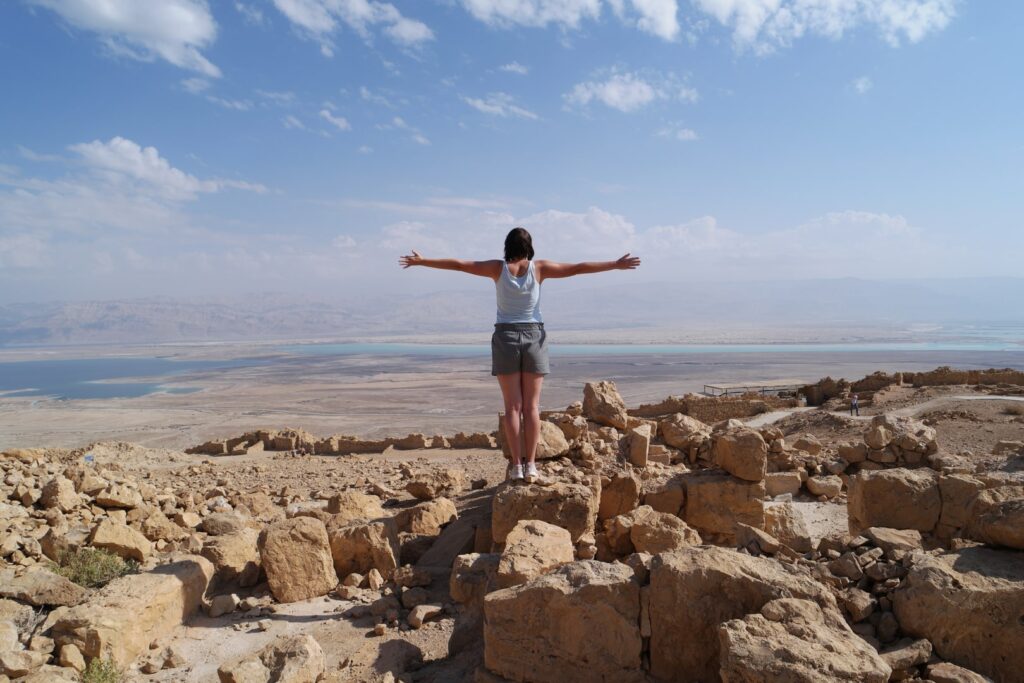 Ich auf der Festung Masada, im Hintergrund sieht man das Tote Meer