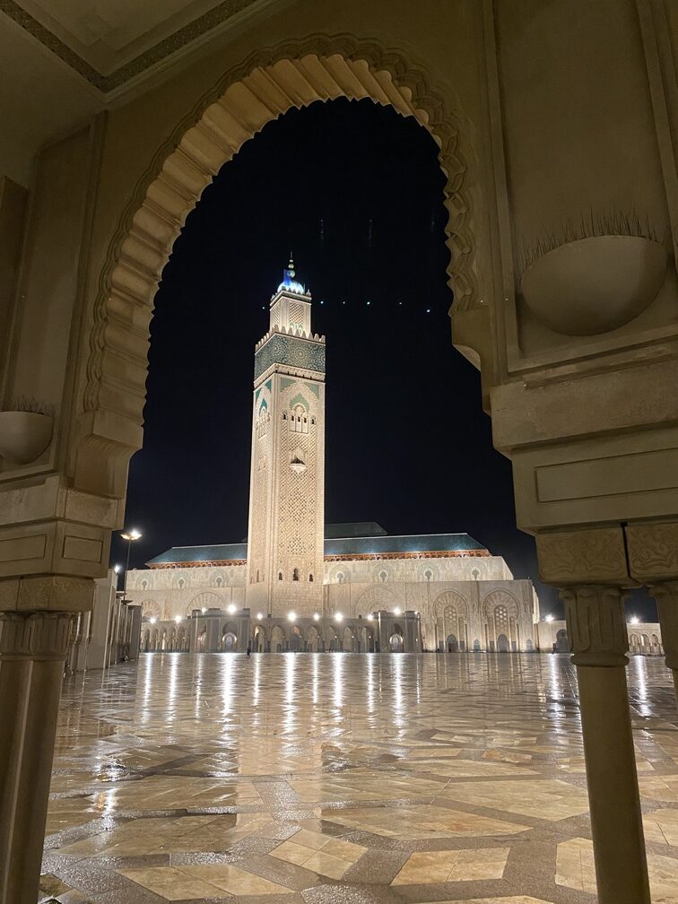Hassan II Moschee in Casablanca bei Nacht 