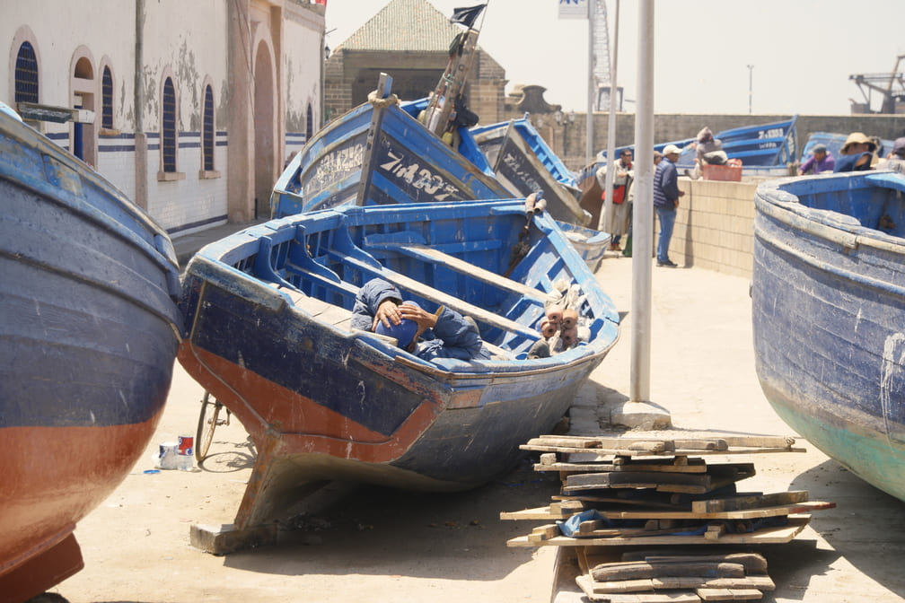 Blaues Holzboot im Fischereihafen von Essaouira