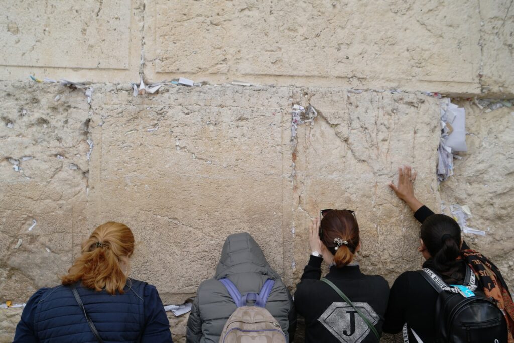Klagemauer in Jerusalem, vier Frauen die gerade beten