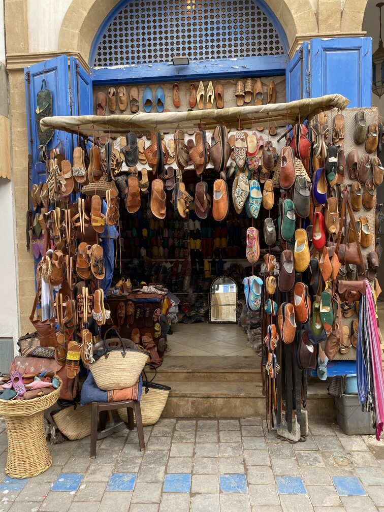 Schuhstand in Essaouira mit Souvenirs 