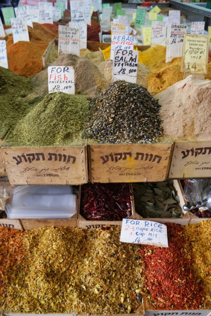 Markt in Tel Aviv mit verschiedenen Gewürzen