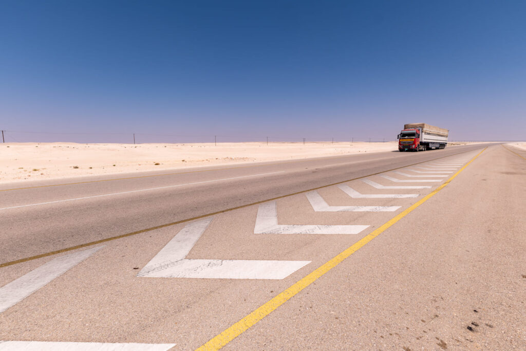 Auf den Straßen des Oman - Lastwagen mitten in der Wüste