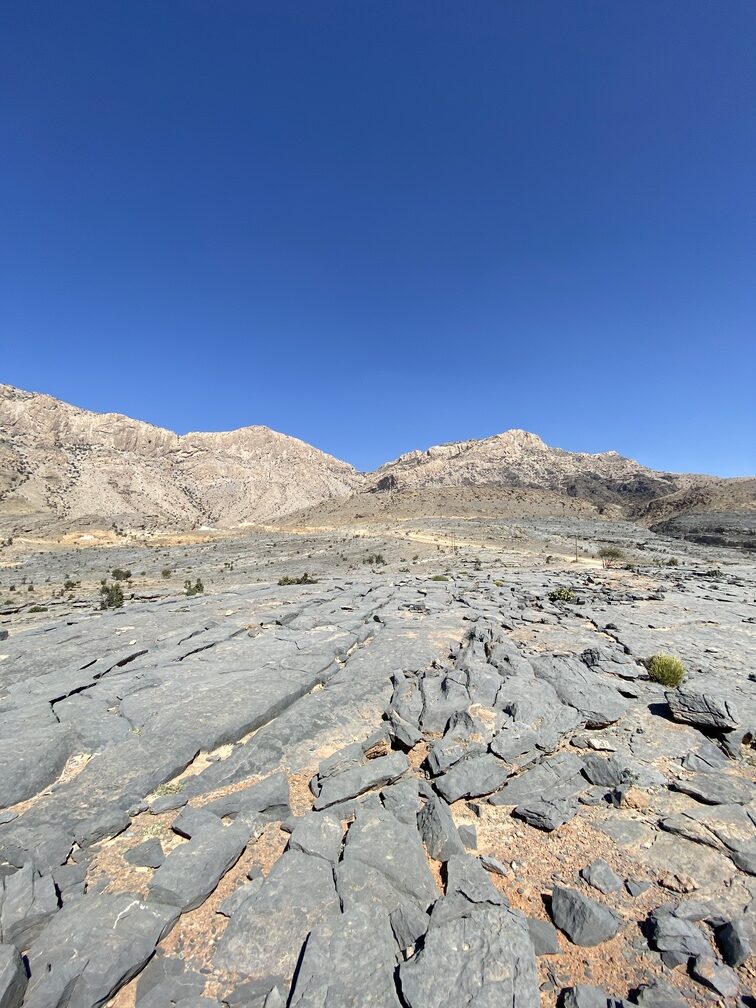 Unterwegs am Jebel Shams - Steinfelsen und blauer Himmel