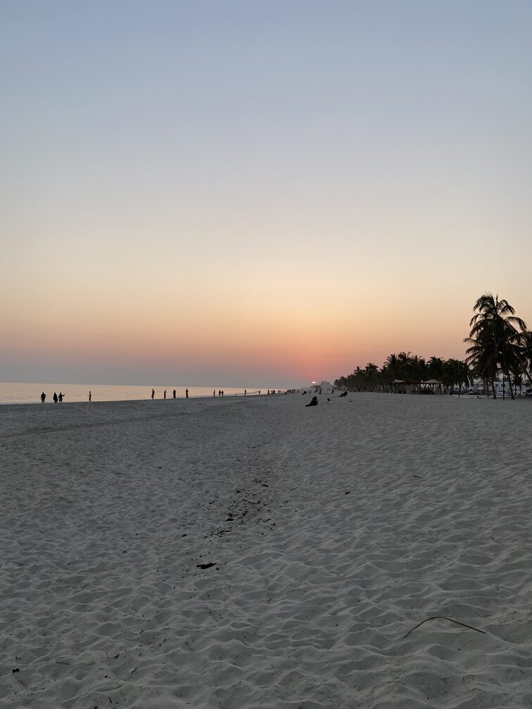 Dahariz Beach bei Sonnenuntergang