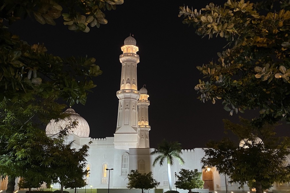 Sultan Qaboos Moschee in Salalah bei Nacht 