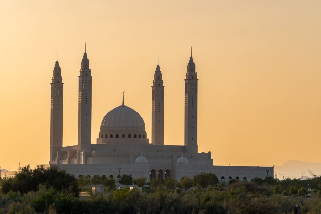 Sultan Qaboos Moschee in der Oasenstadt Nizwa bei Sonnenuntergang