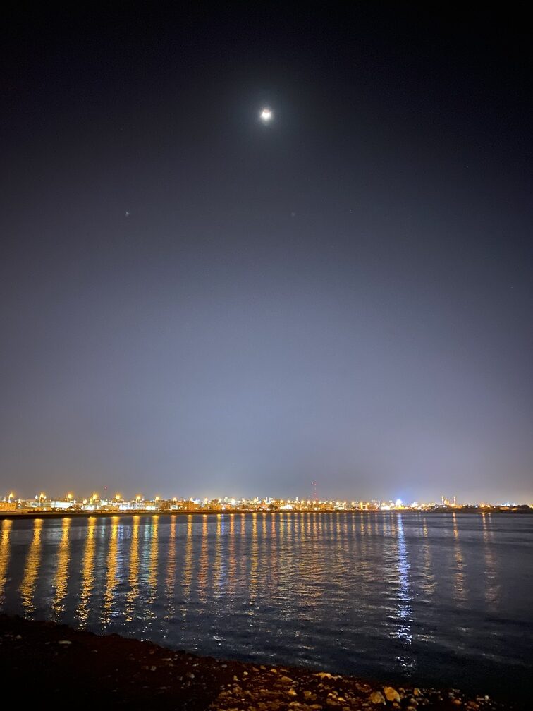 Sur Corniche bei Nacht