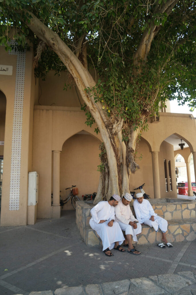 Drei Omanische Männer vor dem Souk
