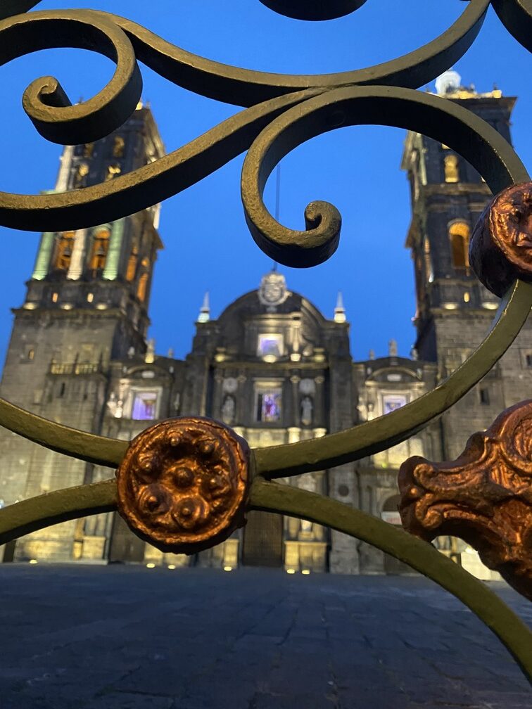 Kathedrale von Puebla bei Nacht vor dem Eingang