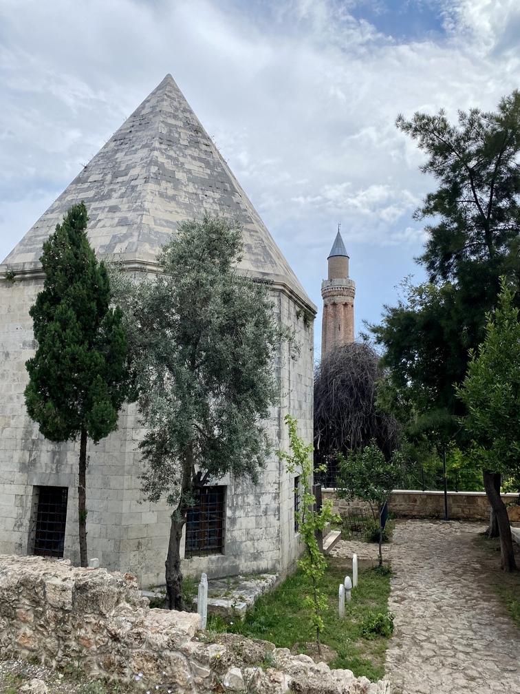 Zincirkiran Mausoleum und Yivli-Minare-Moschee