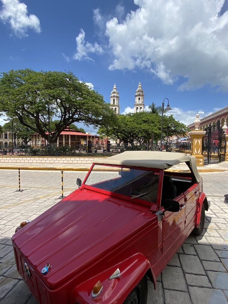 Campeche Mexiko Plaza mit Kathedrale und roter Oldtimer
