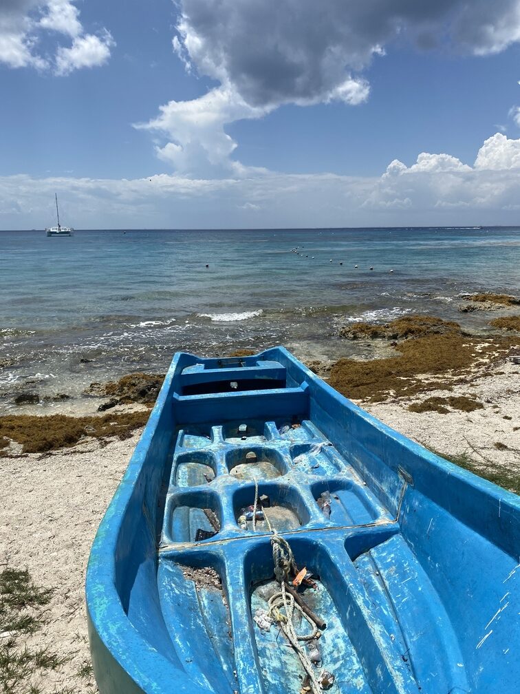 Altes Boot und im Hintergrund das Karibische Meer