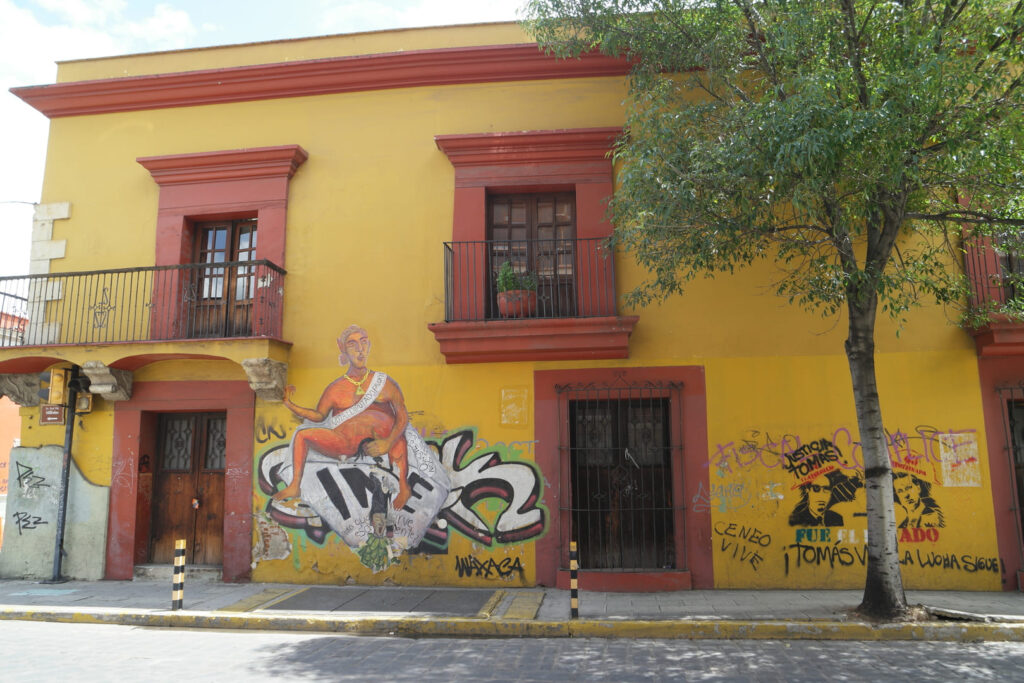 Gelbes Gebäude in Oaxaca