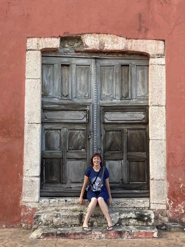 Ich vor eine alten Tür in Valladolid