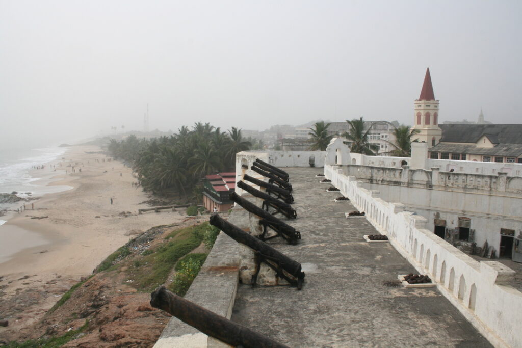 Cape Coast Castle mit Aussicht und Kanonen