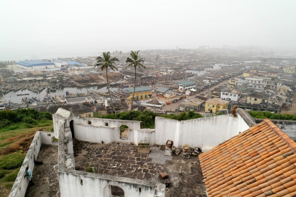 Panoramablick vom Elmina Castle auf den Hafen