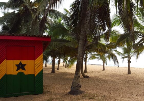Kleine Hütte in Ghana am Strand mit den Farben der Nationalflagge