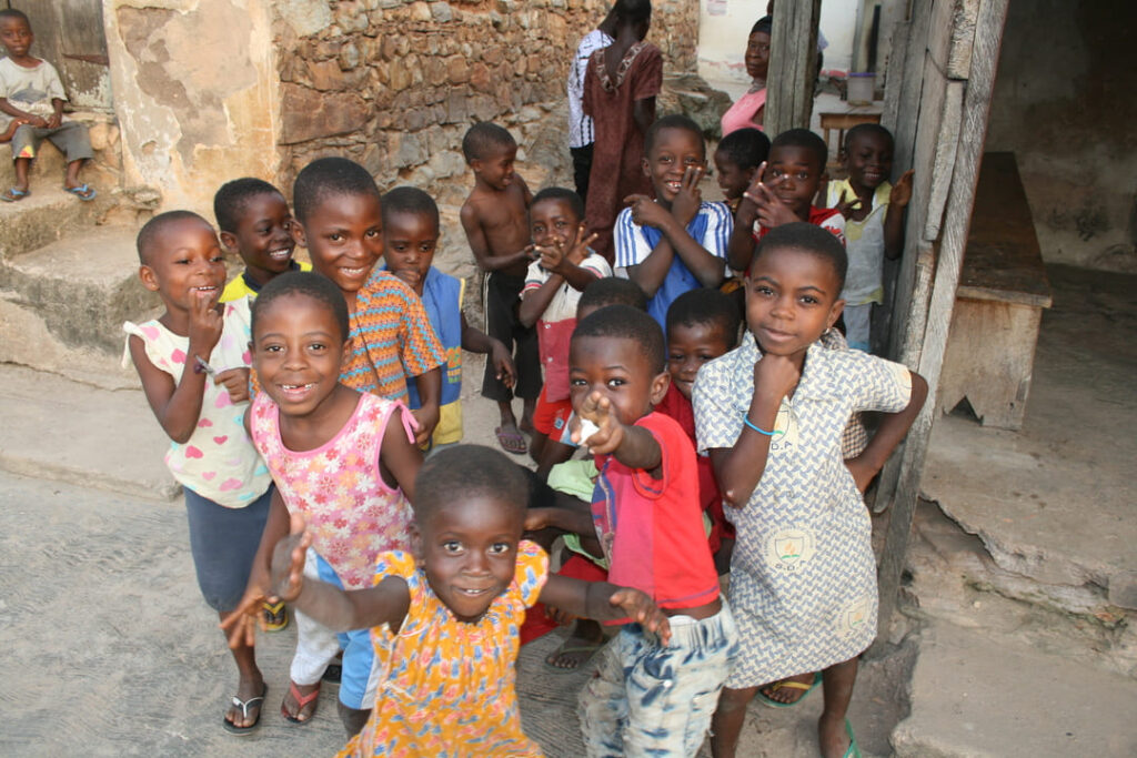 Kinder in Ghana in einem Dorf