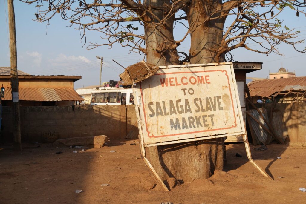 In Nordghana - Salaga Schild vom Sklavenmarkt