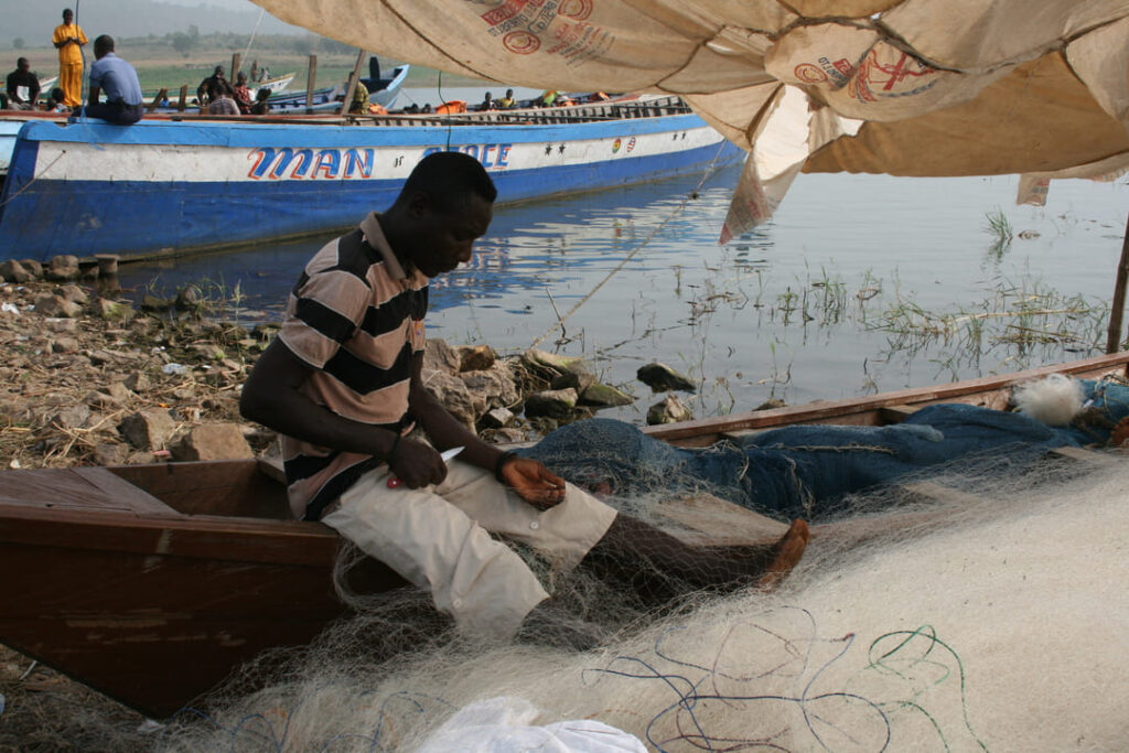 Fischer in der Volta Region beim Netz reparieren