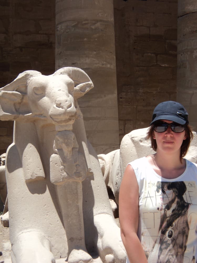 Ich in Luxor neben Statue