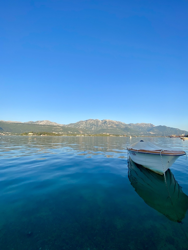 Bucht von Kotor, am Wasser mit kleinem Boot in der Nähe von Tivat, 