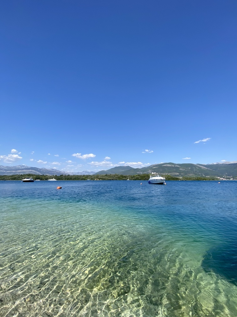 Glasklares Wasser in der Kotor-Bucht