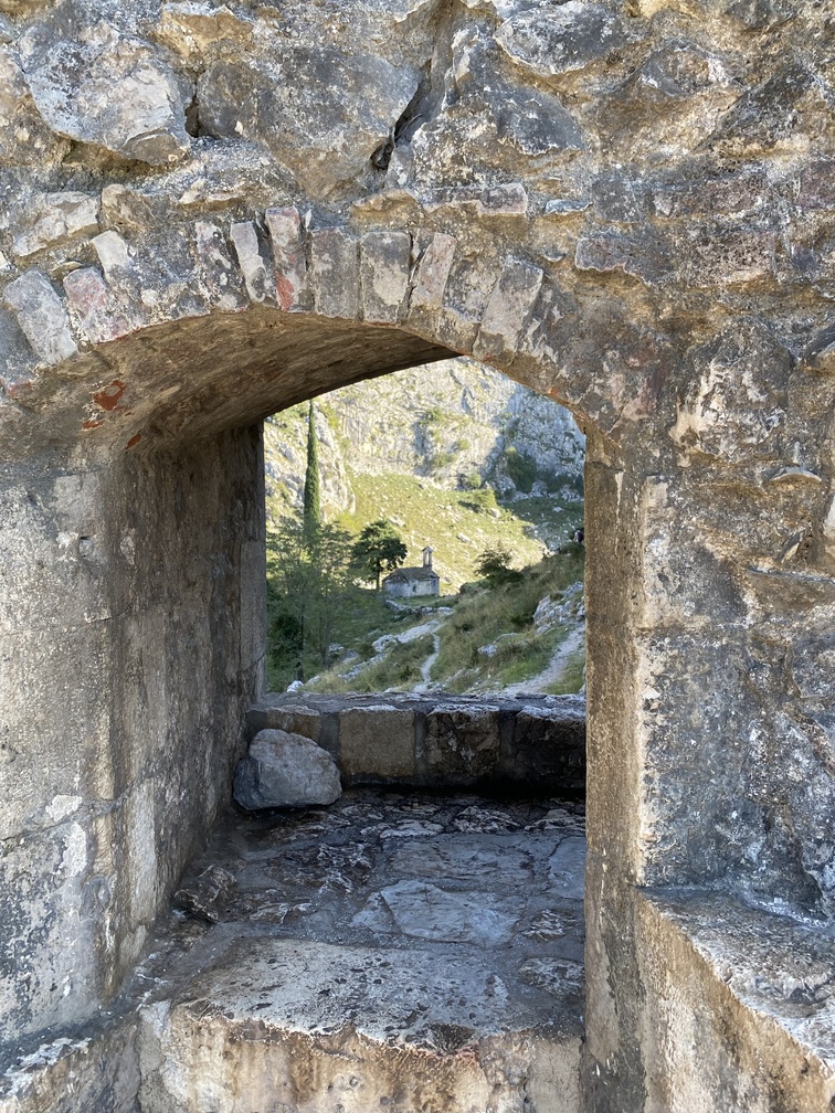 Aussicht durch das kleine Fenster zum alternativen Weg von der Festung San Giovanni in Kotor