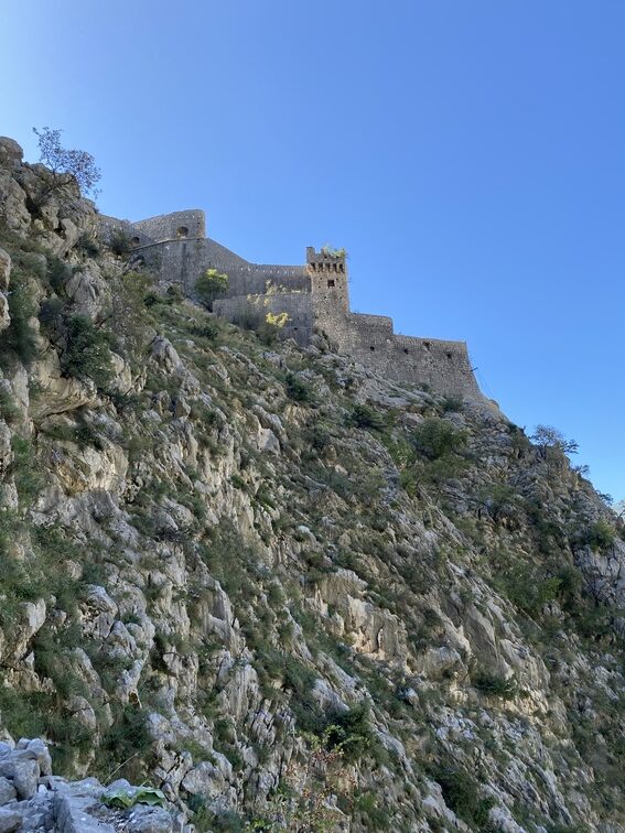 Ansicht Festung Giovanni vom Wanderweg