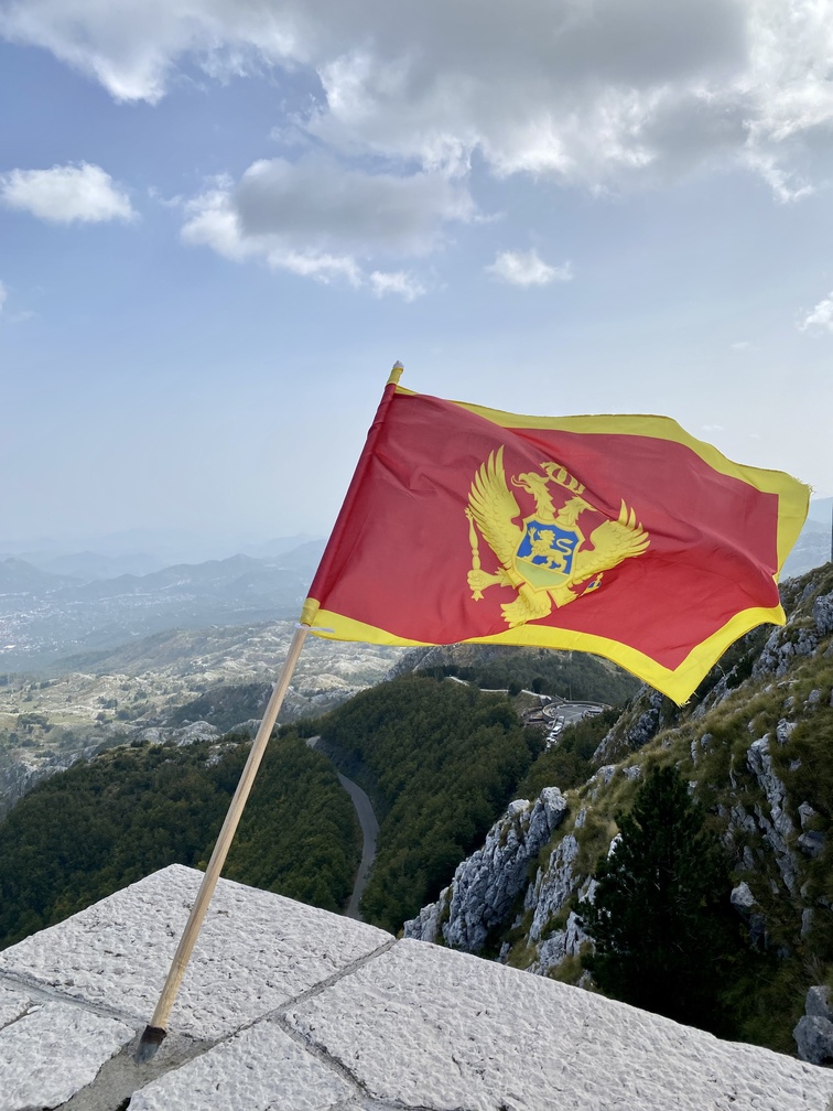 Aussicht vom Njegos Mausoleum mit montenegrinischer Flagge