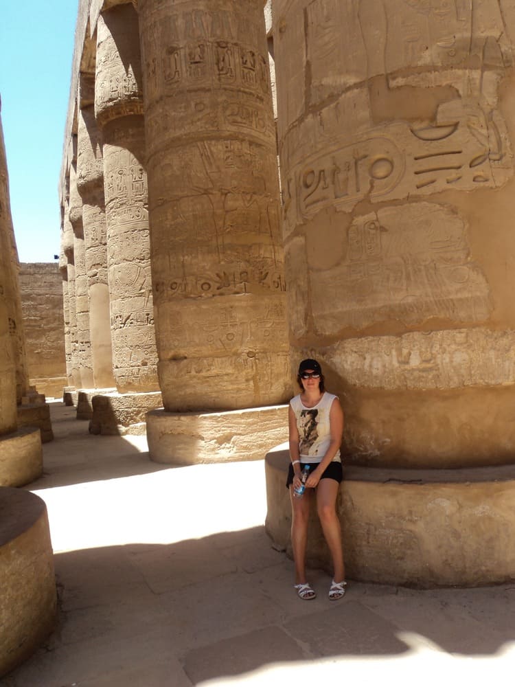 Ich in der Säulenhalle vom Karnak-Tempel