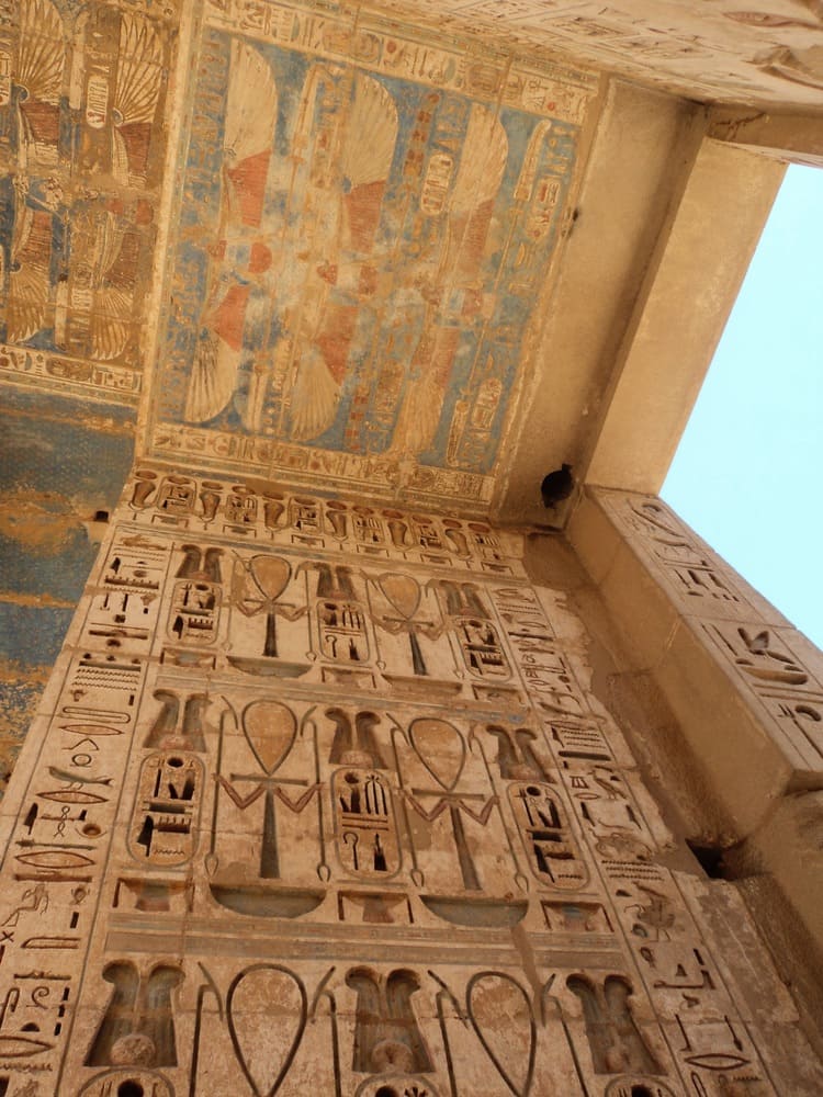 Tolle Wandmalereien im Totentempel des Ramses III.