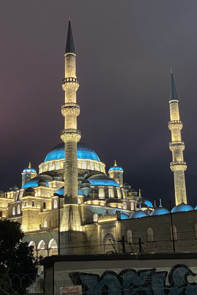 Neue Moschee in Istanbul bei Nacht