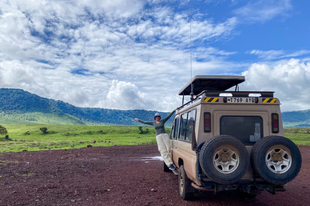 Ich auf dem Jeep im Ngorongoro-Krater