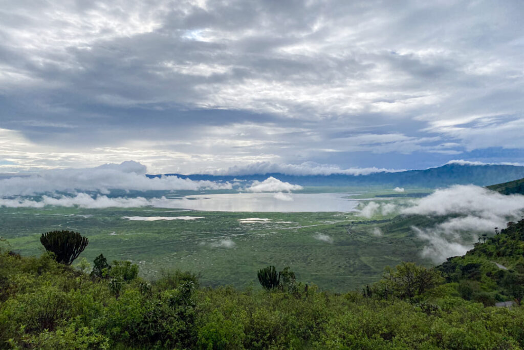 Ngorongoro-Krater in der Morgendämmerung am Aussichtspunkt