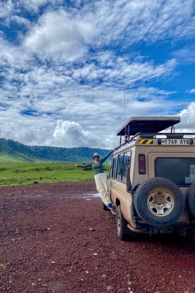 Ich auf dem Safari-Jeep im Ngorongoro-Krater