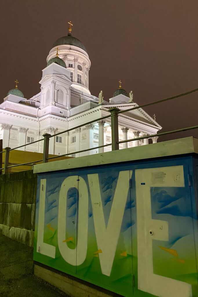 Dom von Helsinki mit LOVE Graffiti im Vordergrund