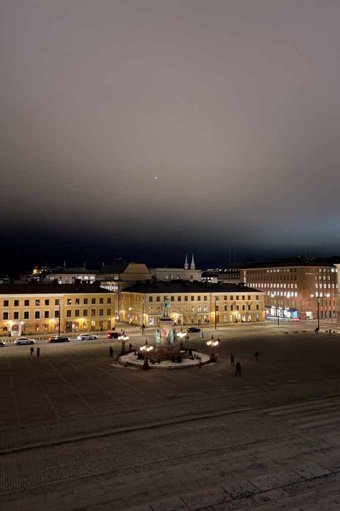 Senatsplatz in Helsinki bei Nacht