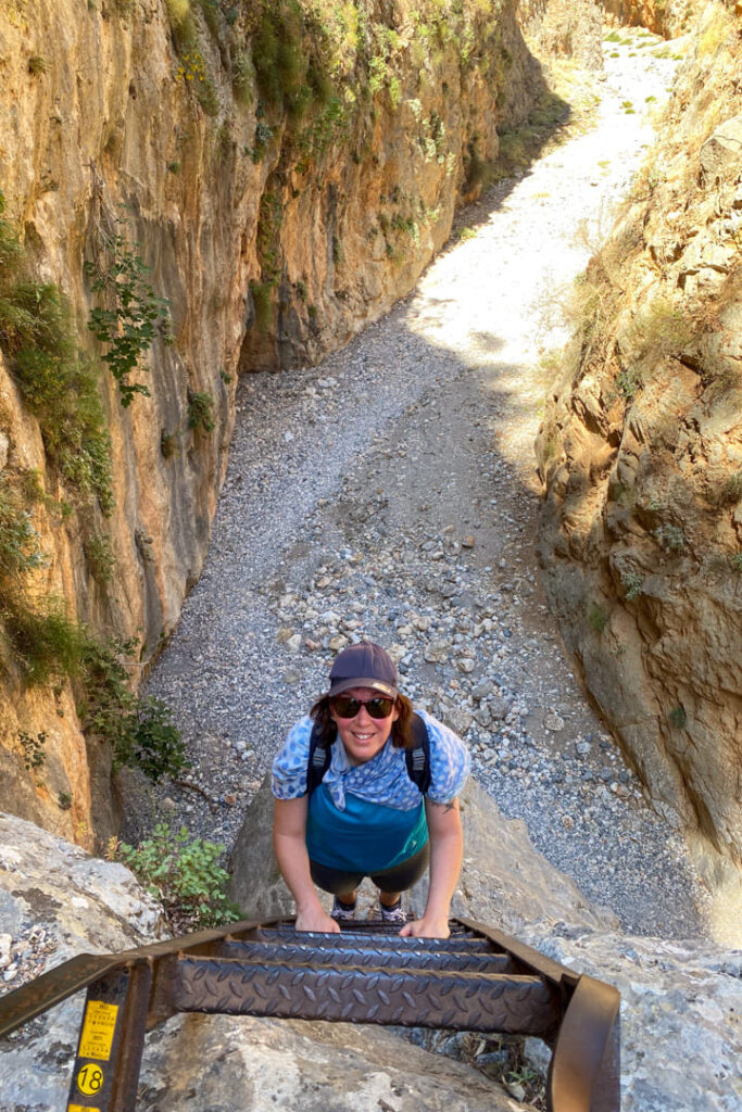 Ich beim Abstieg auf der Stahlleiter in der Aradena-Schlucht