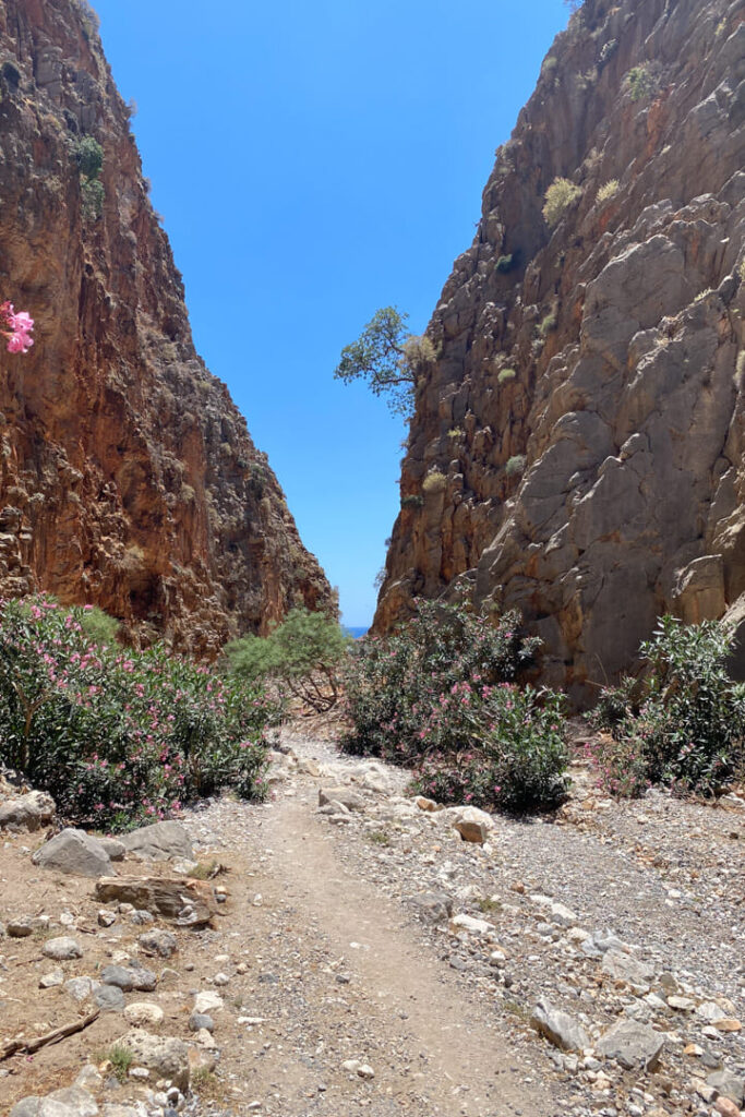 Das Meer ist in Sicht in der Aradena-Schlucht