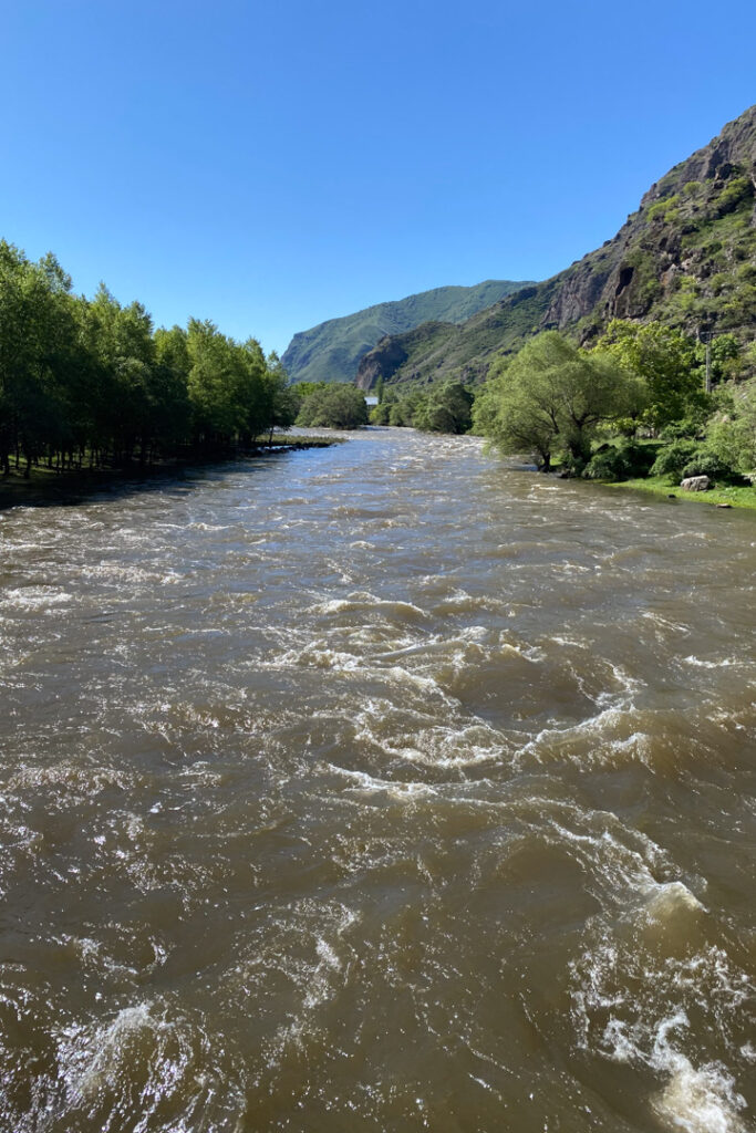 Fluss und Landschaft im Süden Georgiens