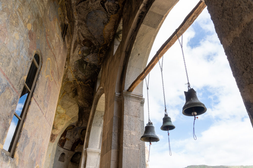 Kirchenglocken in der Höhlenstadt Vardzia