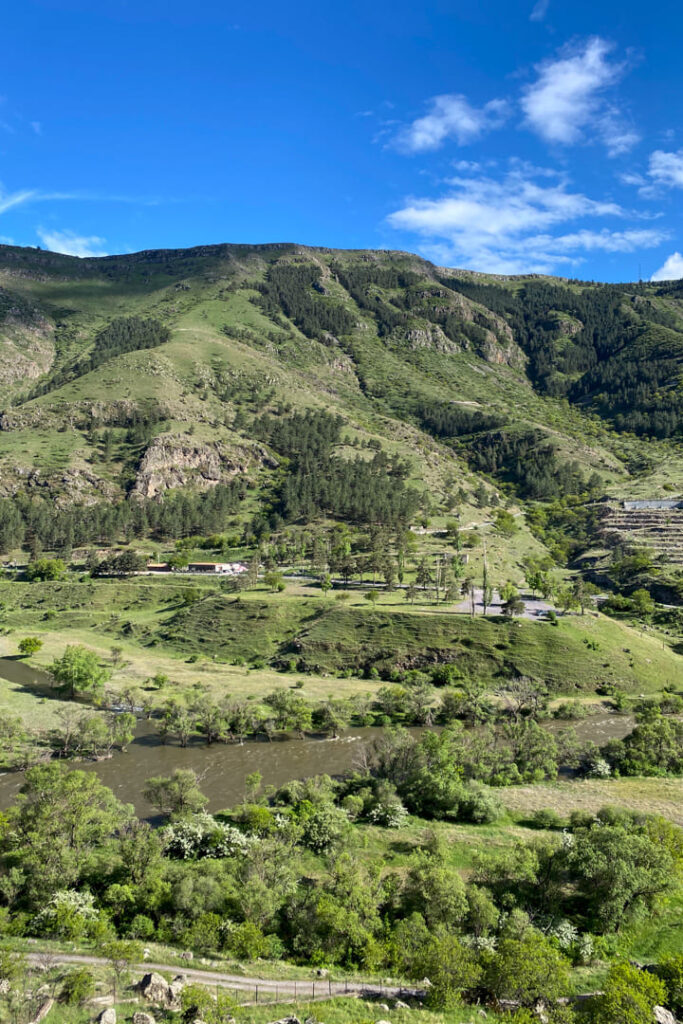 Ausblick von der Höhlenstadt Vardzia