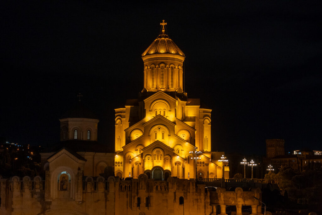 Sameba-Kathedrale bei Nacht 