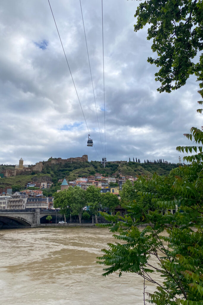 Seilbahn über dem Fluss in Tiflis